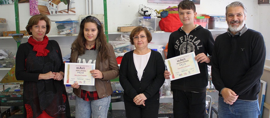 el-iii-concurso-de-dibujo-y-pintura-helarte-entrega-sus-becas-a-los-jovenes-artistas-angel-marcos-y-maria-perez