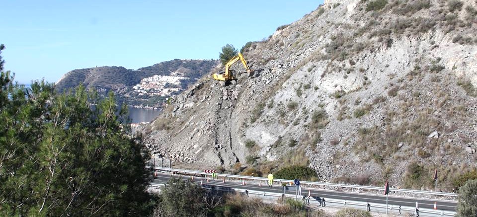 fomento-procede-al-arreglo-del-talud-y-vallado-en-la-cn-340-donde-se-produjo-un-desprendimiento-de-piedras
