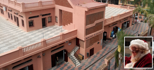 papa-noc3abl-visitarc3a1-el-mercado-municipal-de-abastos-de-almuc3b1c3a9car