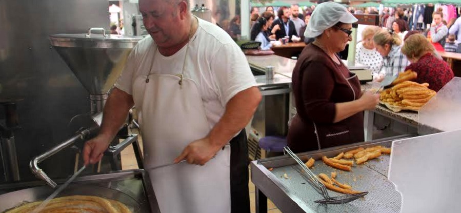 vecinos-y-visitantes-se-vuelcan-con-la-merienda-solidaria-de-la-herradura