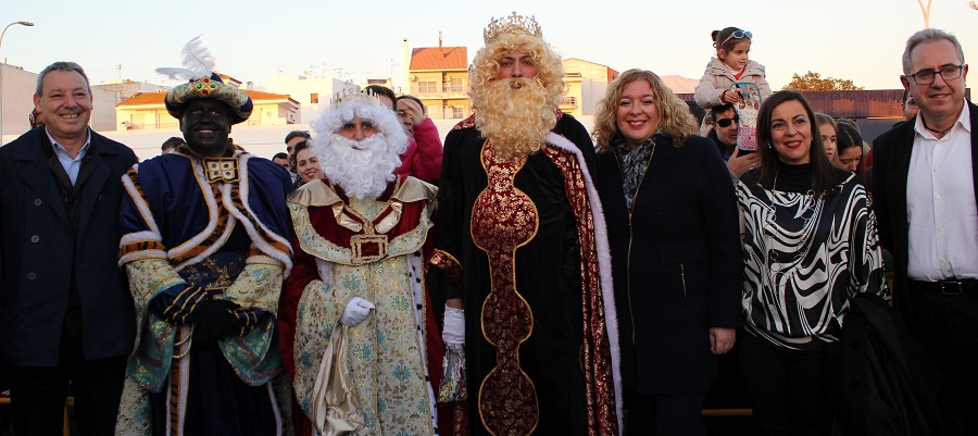desembarcan-en-el-puerto-los-reyes-magos-cargados-con-mas-de-8-000-kilos-de-caramelos-y-toneladas-de-ilusion