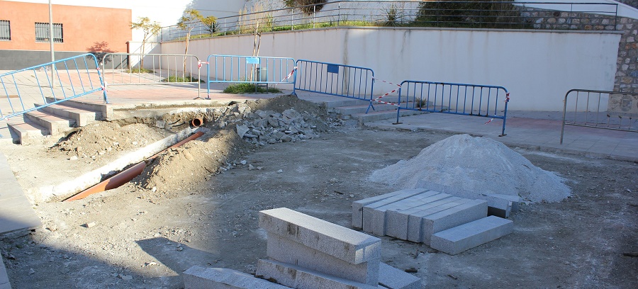 el-area-de-mantenimiento-desmonta-el-pipican-de-la-calle-eucalipto-e-integra-su-espacio-en-la-plaza