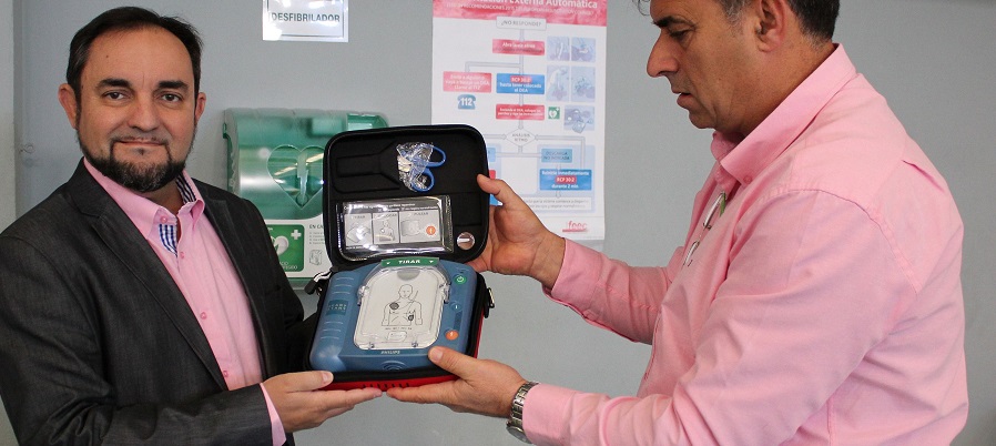 el-concejal-de-deportes-miguel-angel-munoz-junto-al-director-del-area-mostrando-uno-de-los-desfibriladores-de-las-instalaciones-deportivas-2