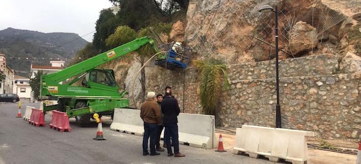 la-junta-estabiliza-la-ladera-de-la-travesia-de-otivar-para-evitar-desprendimientos