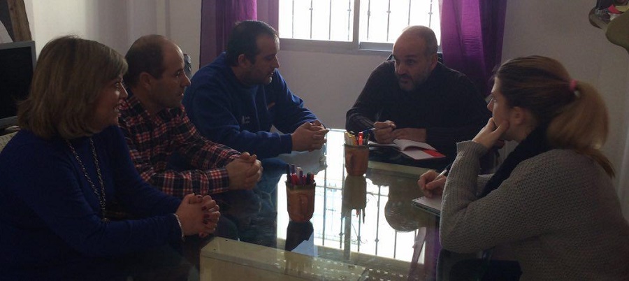 los-padres-afectados-por-el-nuevo-servicio-de-transporte-escolar-del-colegio-luis-pastor-se-reunen-con-podemos