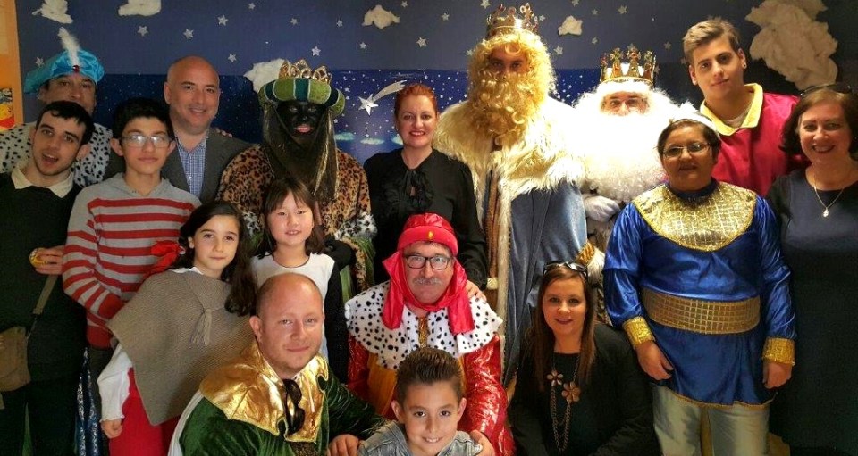 los-reyes-magos-de-salobrena-realizan-su-tradicional-visita-a-los-pacientes-del-hospital-de-santa-ana