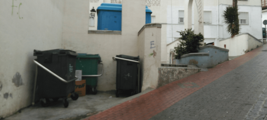 salobrena_contenedores-de-basura-en-un-punto-de-recogida