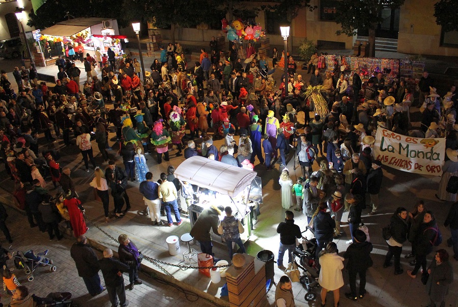 ambiente-en-la-plaza-de-espana-previo-al-pregon-del-carnaval-de-baltasar-garcia-en-motril
