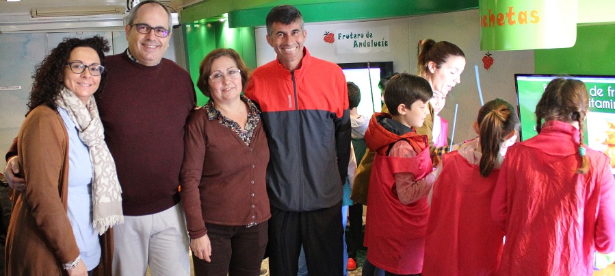 el-frutibus-ensena-a-los-ninos-del-ceip-san-antonio-habitos-de-vida-saludables-y-el-consumo-de-frutas-y-verduras