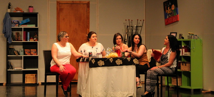 el-grupo-teatral-la-sabika-presento-con-exito-su-obra-la-extrana-pareja