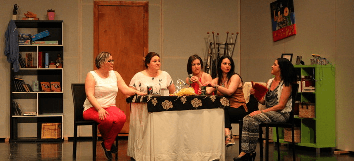 el-grupo-teatral-la-sabika-presento-con-exito-su-obra-la-extrana-pareja