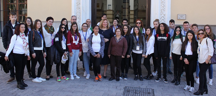 la-alcaldesa-recibe-a-una-veintena-de-ninos-y-ninas-italianos-turcos-rumanos-y-lituanos-que-visitan-motril