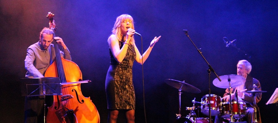 rosa-lazar-se-presento-al-publico-sexitano-con-copla-sketches