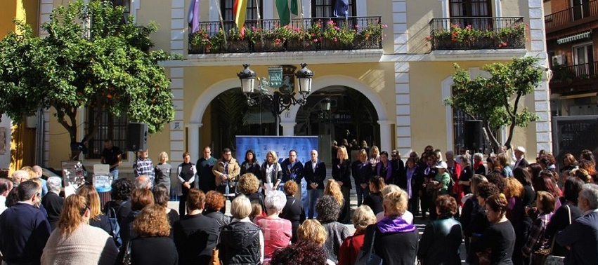 Concentración a las puertas del Ayto. de Almuñécar por el Día Intl. de la Mujer