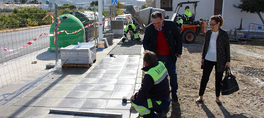 El Ayto. de Motril realiza obras de mejora en el solar de entrada a Puntalón y el acceso a Las Ventillas
