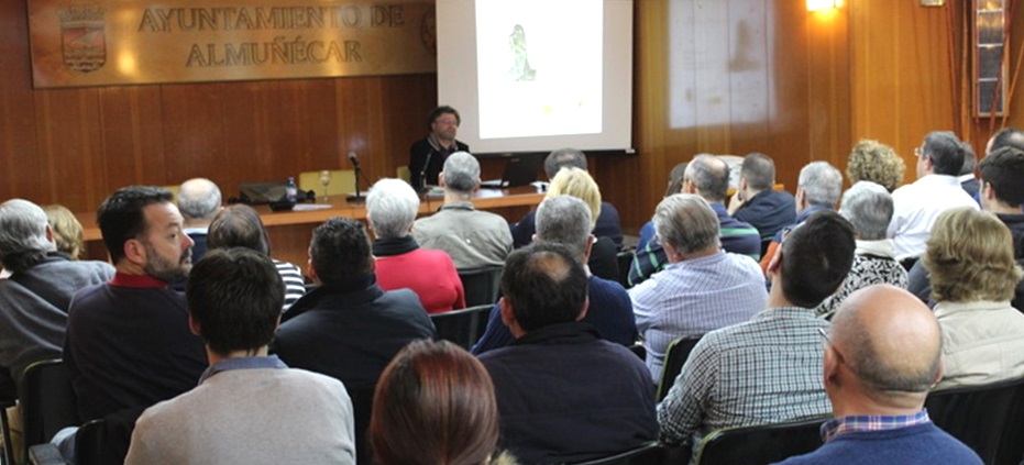 Fernando López Castellano habló en Almuñécar sobre la crisis económica