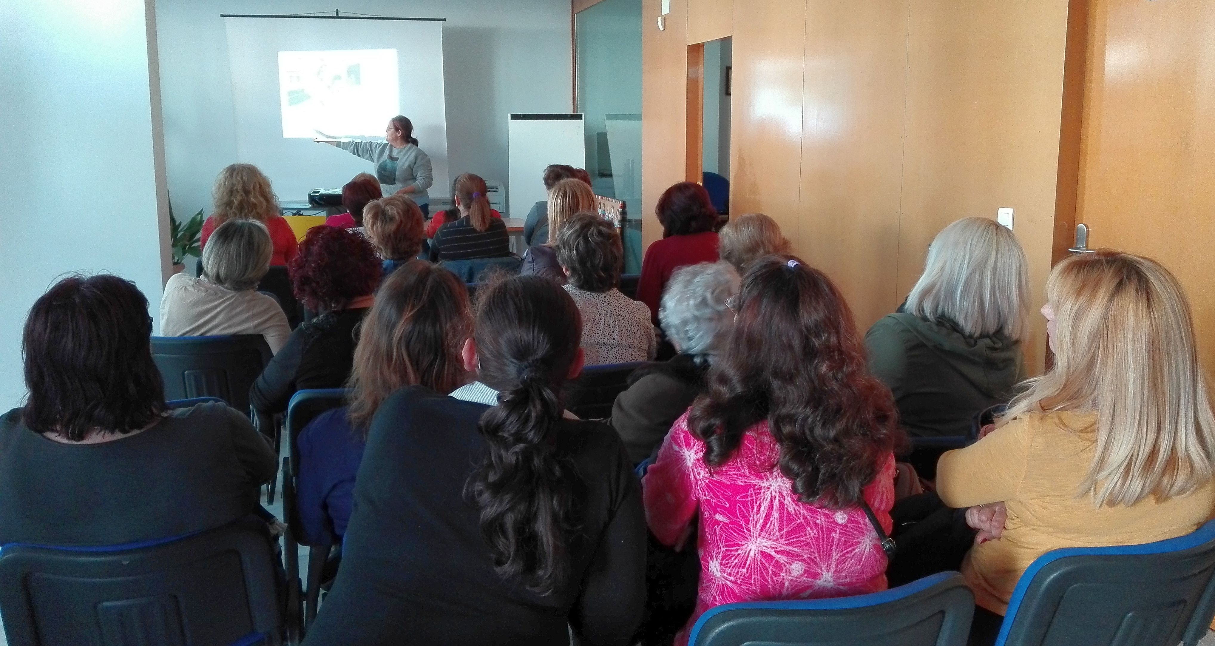 Momento de la charla explicativa del taller sobre el Cáncer de Cérvix