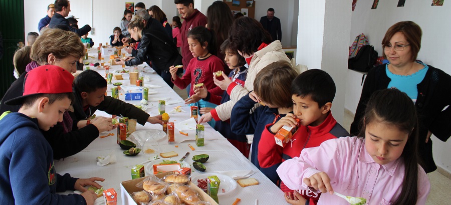 Niños de primaria participan en ‘La Mesa está servida, buen provecho_, donde conocen los frutos subtropicales