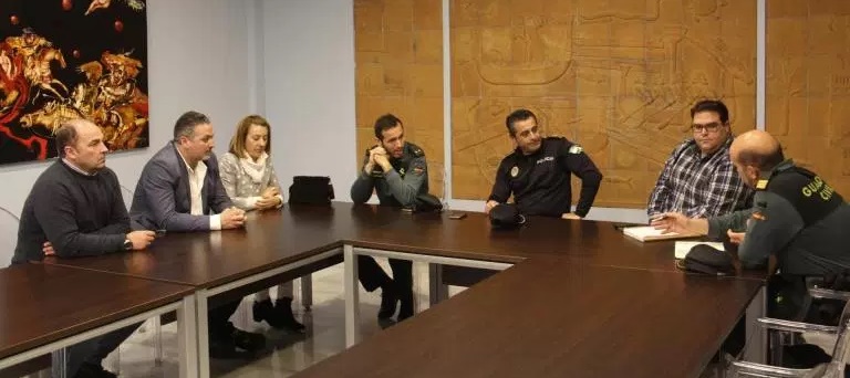 Reunión Asociación de Comerciantes de Almuñécar con el concejal de Comercio, Policía Local y Guardia Civil