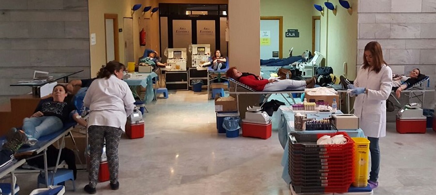 Salobreña se vuelca en la campaña de donación de sangre y la prueba para la donación de médula ósea