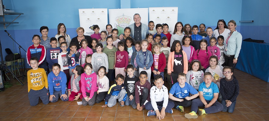 Alumnos de los barrios portuarios de Motril se suman a la feria del libro con una lectura en el Club Náutico