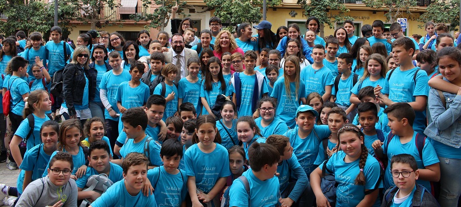Alumnos y alumnas de Motril toman la calle para celebrar el Día del Libro