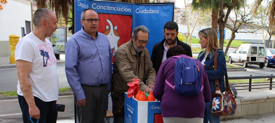 Campaña de concienciación para recoger excrementos de mascotas con el fin de mantener limpio Motril