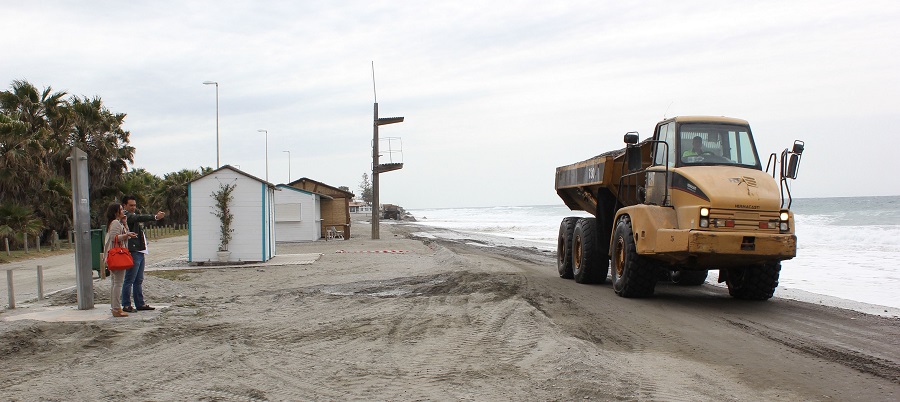 El Ayto. de Motril indignado con Costas por el despilfarro que ha supuesto echar arena que ahora se lleva el temporal