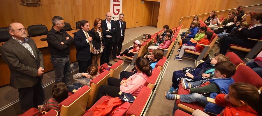 Escolares de Gualchos visitan la Diputación