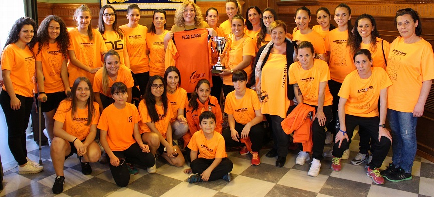 La alcaldesa de Motril y la teniente de alcalde de Igualdad con las integrantes del equipo femenino del CDC ASAKO_