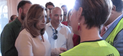 La presidenta de la Junta, Susana Díaz, atiende a los portavoces de la plataforma 'No a la mejillonera en Almuñécar'