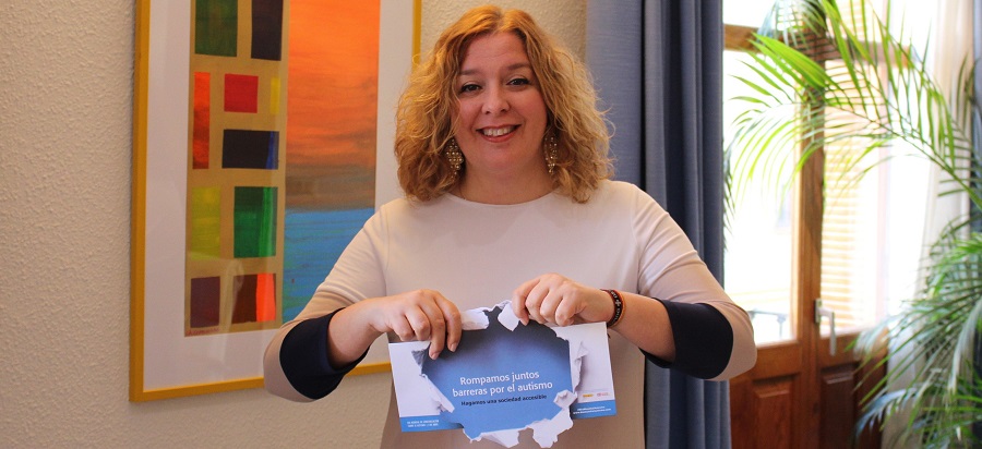 Motril se suma a la campaña nacional que rompe barreras por el autismo e ilumina el edificio del CDT en color azul