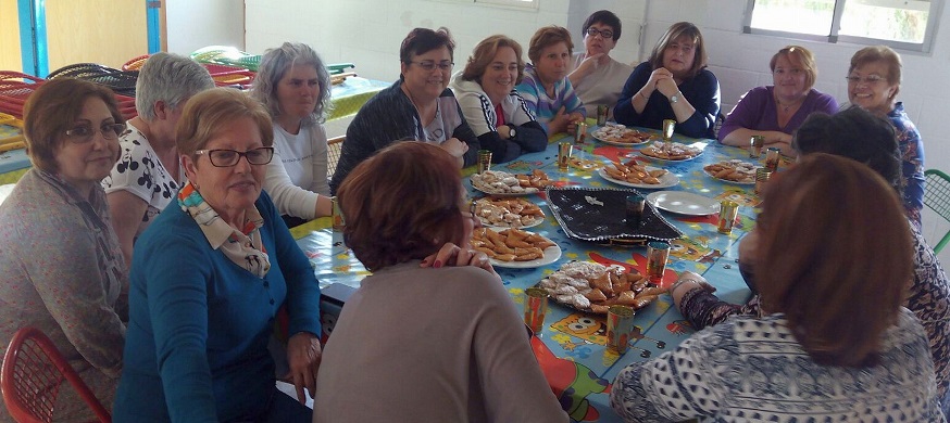 Mujeres de los diferentes Talleres Sociales de Adultos de Motril participan en un taller de repostería árabe