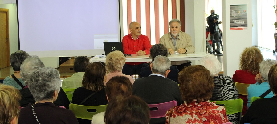 Personas mayores pertenecientes a los Centros de Participación Activa asisten a una charla-taller de Musicoterapia