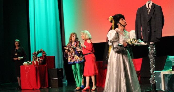 'Chela Mar' representó en Almuñécar la divertida comedia musical 'Viudas'