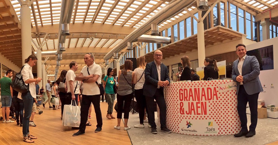 Granada y Jaén completan su promoción en Milán con una acción multitudinaria