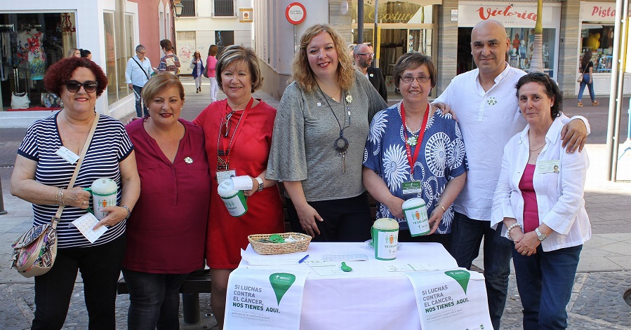 La alcadesa de Motril, Flor Almón (centro) junto a la presidenta de l AECC en Motril durante la cuestación anual de la organización
