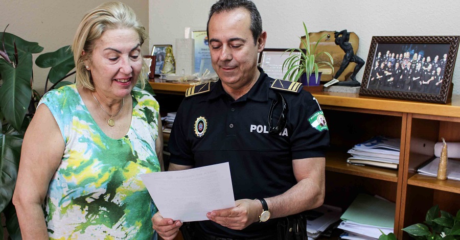 La teniente de alcalde, María Ángeles Escámez, junto al jefe de la Policía Local