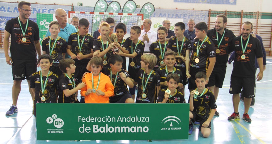 Los chicos del BM Mijas y las chicas del BM Roquetas se coronan en Almuñécar en el Andaluz Alevín