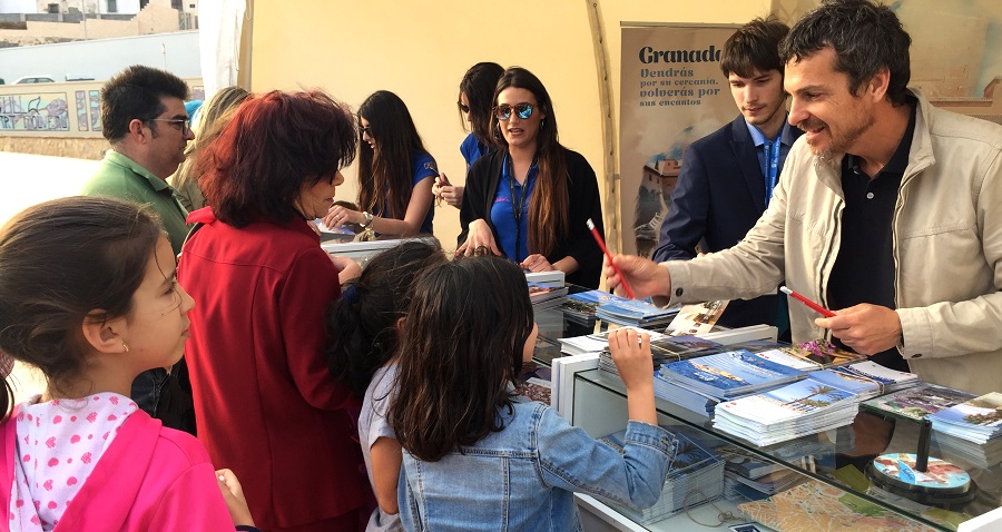 Miles de personas visitan la feria de turismo de Granada en Melilla