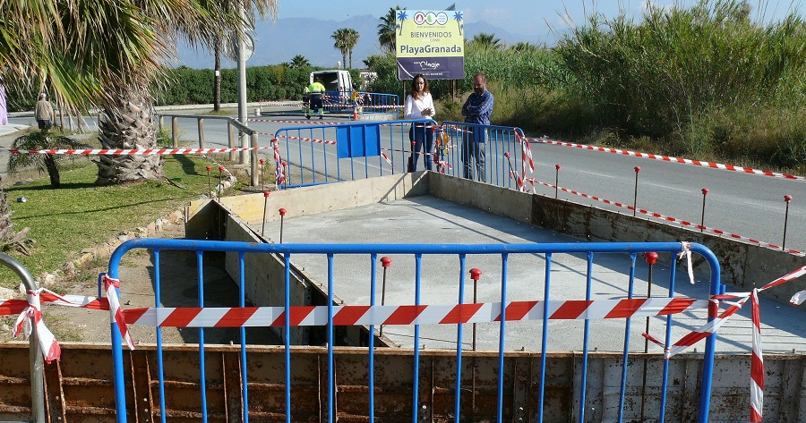 Se construye una nueva parada para el autobús urbano en Playa Granada