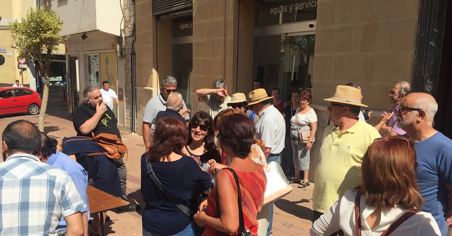 Un grupo de ciudadanos exigen que se defiendan sus derechos por encima de los de la empresa Aguas y Servicios