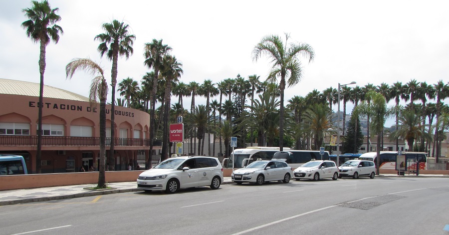 Cs reclama un techo en la parada de taxis de la estación de autobuses sexitana