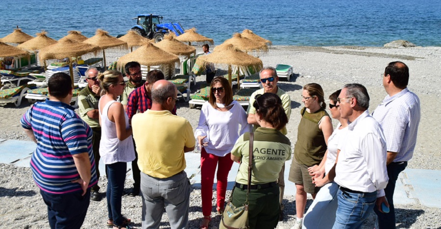 La Junta pone en marcha el servicio de transporte a la playa de Cantarriján