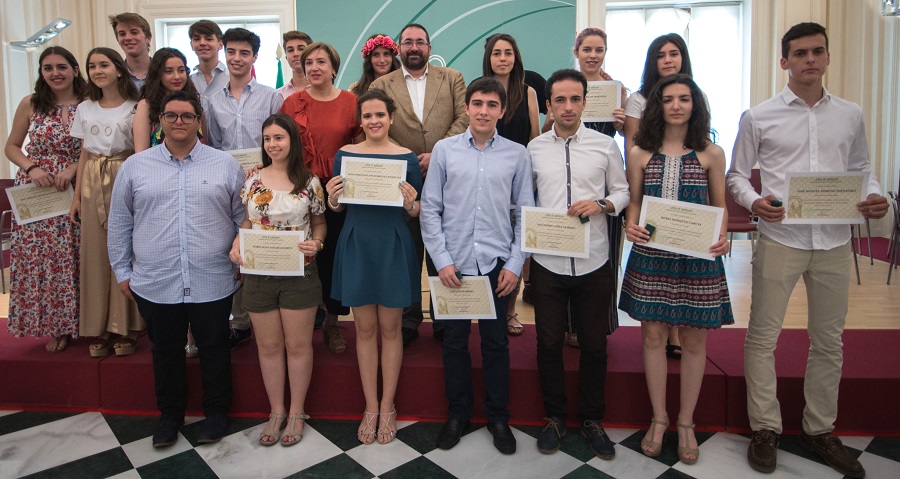 La Junta reconoce a los mejores expedientes de las pruebas de acceso a la Universidad en la provincia