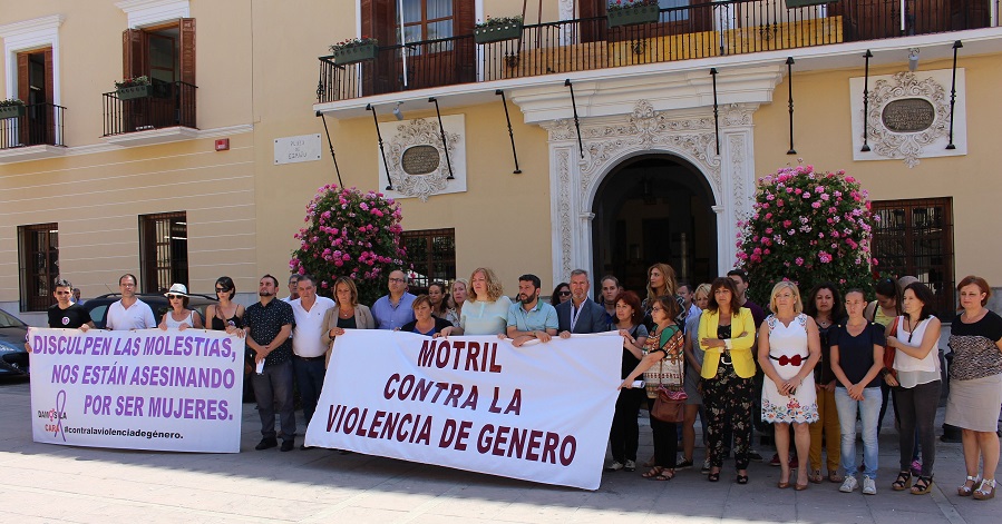 Minuto de silencio a las puertas del Ayuntamiento de Motril contra la violencia de género