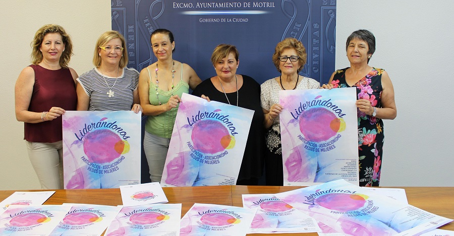 Susana Feixas (cntro) junto a miembros de las asociaciones participantes en el congreso Liderándonos