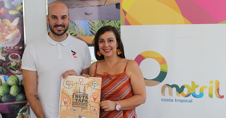 Alicia Crespo (drcha) y Andrés Montes (irzda) en la presentación de la I Ruta de la tapa de Motril