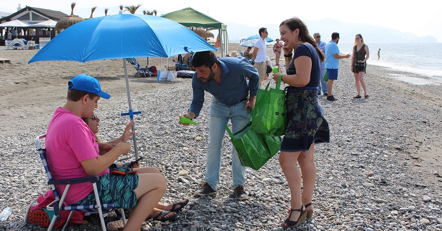 El Ayto. repartirá 3.000 recipientes para pequeños residuos entre los bañistas