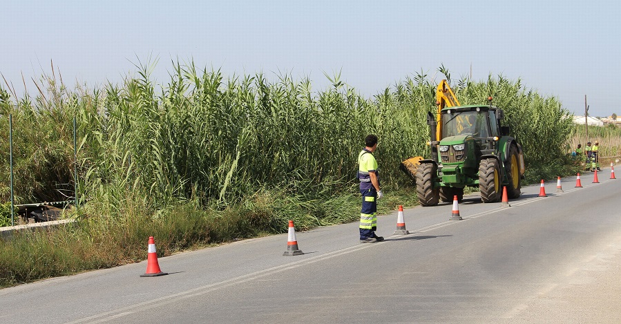 El Ayuntamiento acondiciona los arcenes de entrada y salida a Motril por la carretera del Candelón